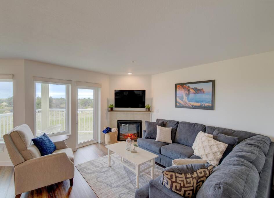 Beach Please-Updated Home With Ocean Views Лонг Бийч Екстериор снимка
