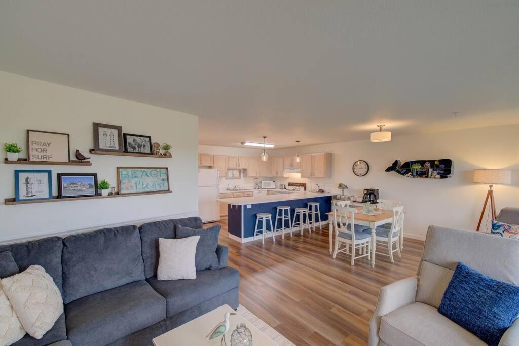 Beach Please-Updated Home With Ocean Views Лонг Бийч Екстериор снимка